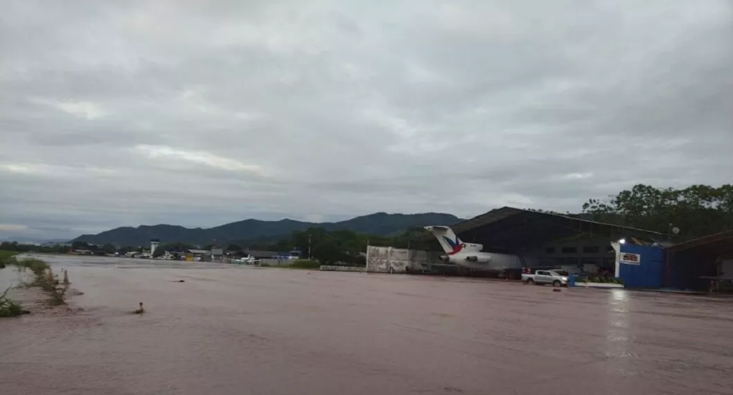 Las lluvias inundaron la pista y la terminal de pasajeros; se adelantan acciones con las autoridades locales para reestablecer el servicio.
