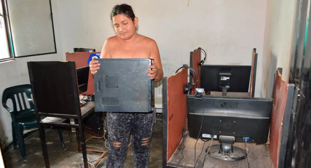 El agua ingresó al café internet de Yajaira Castellanos y probablemente dañó seis computadores. 