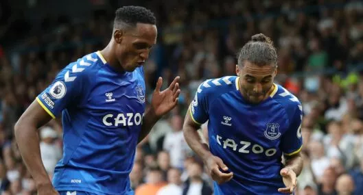 LEEDS, ENGLAND - AUGUST 21: Dominic Calvert-Lewin (R) of Everton celebrates with teammate Yerry Mina after scoring their side's first goal from the penalty spot during the Premier League match between Leeds United and Everton at Elland Road on August 21, 2021 in Leeds, England. (Photo by Jan Kruger/Getty Images)