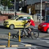 Carros y bicicletas en Bogotá ilustran nota sobre cambios en los límites de velocidad
