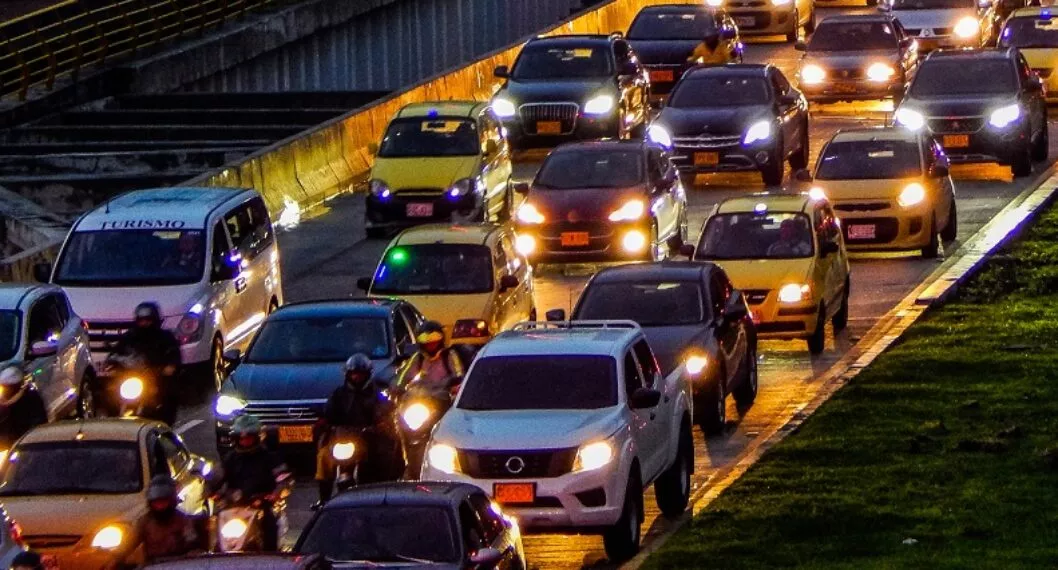 Tráfico en Bogotá ilustra nota sobre empresas donde empleados compartirán carro en la capital