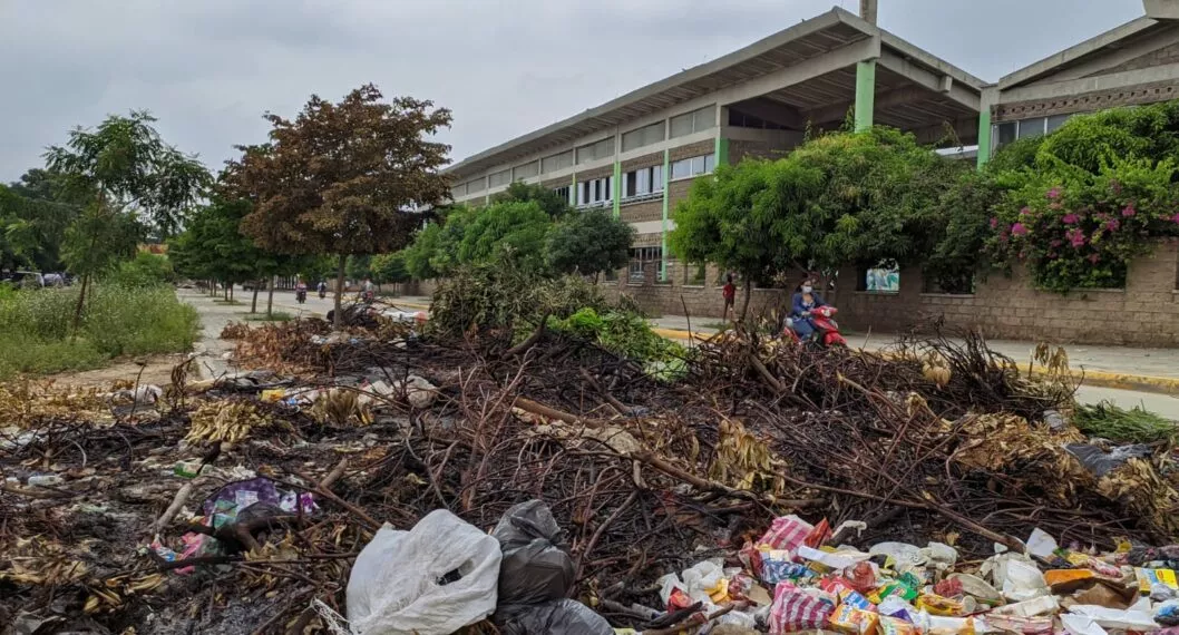 Lote convertido en basurero afecta a estudiantes del megacolegio de La Nevada 