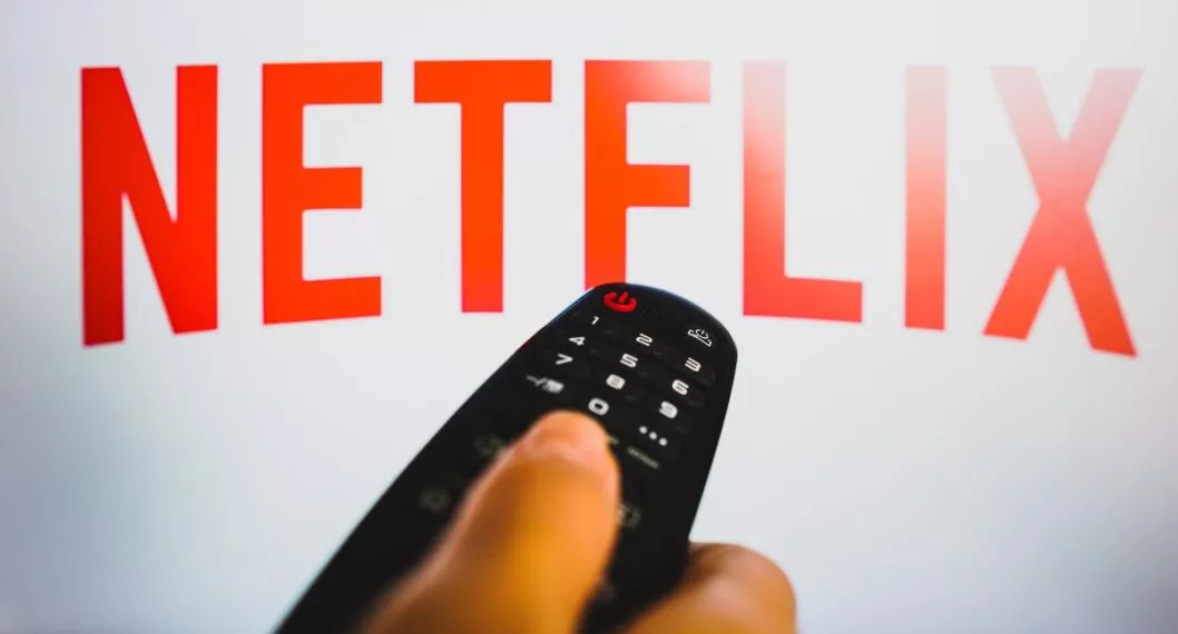 BRAZIL - 2022/05/10: In this photo illustration, a hand holding a TV remote control in front of the Netflix logo on a TV screen. (Photo Illustration by Rafael Henrique/SOPA Images/LightRocket via Getty Images)
