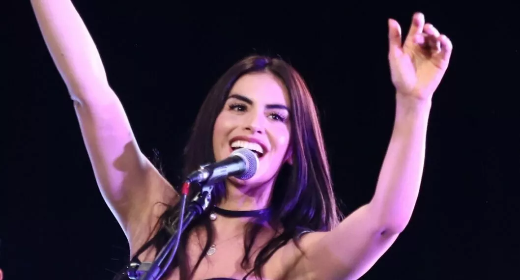 Jessica Cediel frente a micrófono, a propósito de que cantó '200 copas' en concierto de Karol G en Bogotá, donde estuvo bien acompañada.