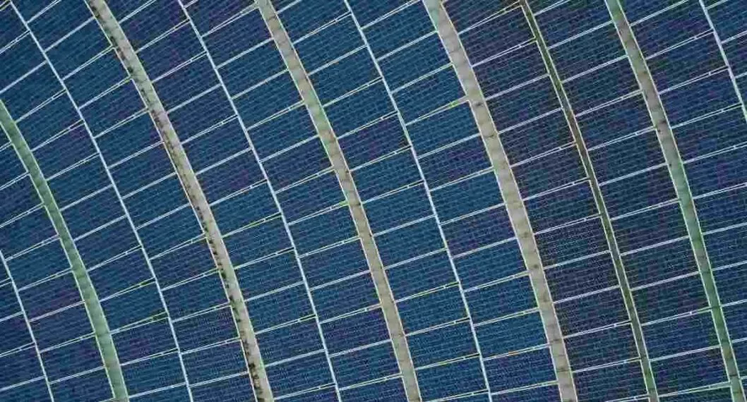 Imagen de paneles a propósito de que la energía solar durante la noche es posible gracias a australianos