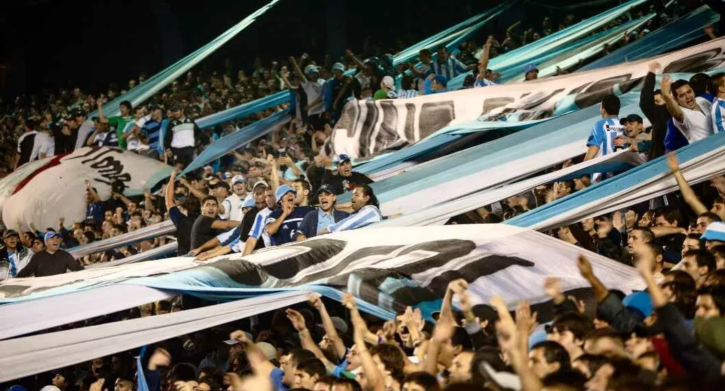 Foto de hinchas de Racing, en nota de Deportivo Cali: secuestro y tortura a hinchas por barra de Racing en Argentina.
