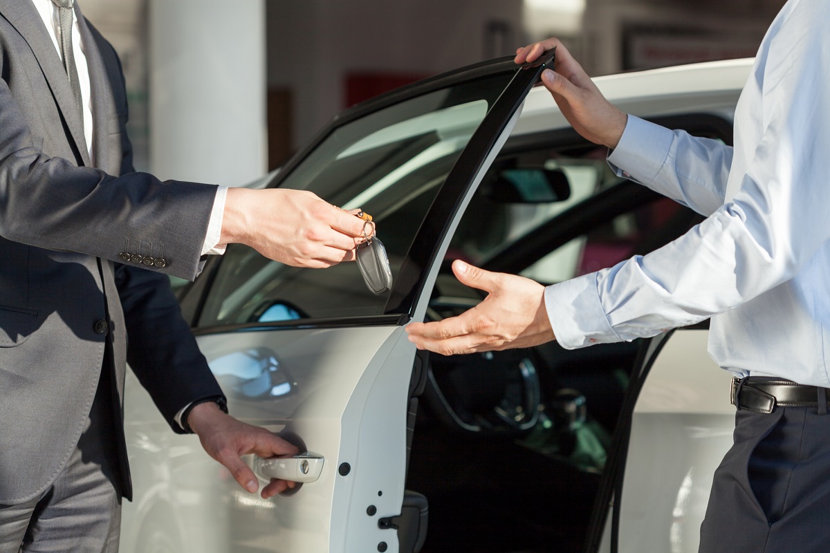 Persona comprando carro ilustra nota de los bancos con tasas más bajas y más altas para créditos de vehículo