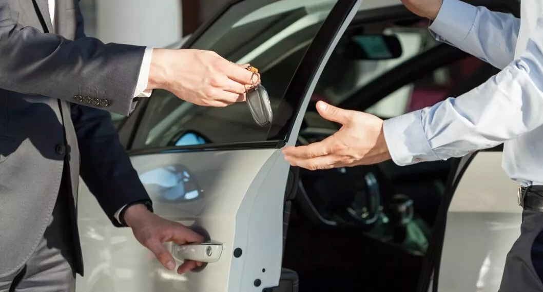 Persona comprando carro ilustra nota de los bancos con tasas más bajas y más altas para créditos de vehículo
