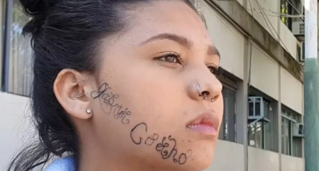 Mujer contó que su exnovio la obligó a tatuarse su nombre en la cara; no quería terminarle