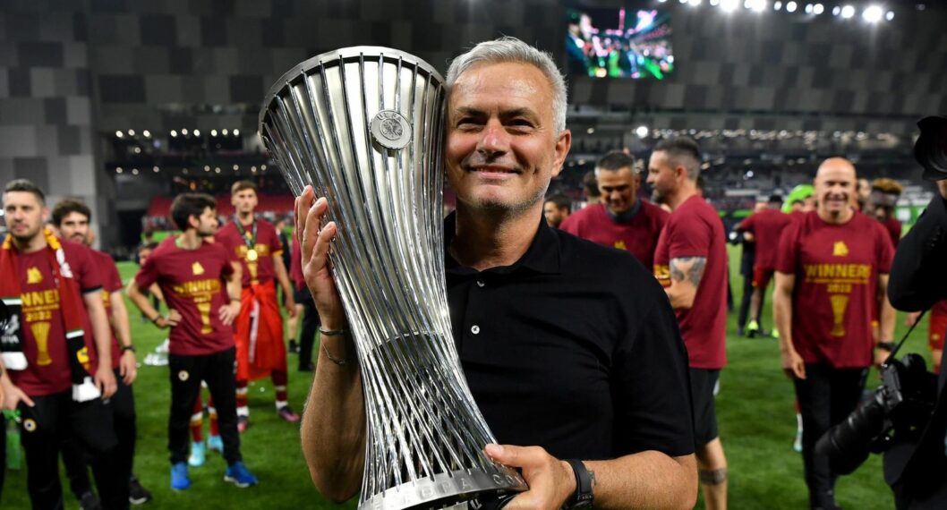 Imagen de José Mourinho, quien ganó la Conference League y llegó a 5 títulos de copas europeas