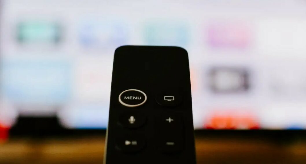 Imagen de un control de TV: a propósito de Netflix, Amazon y Disney deberán pagar impuesto en Dinamarca para apoyar la TV