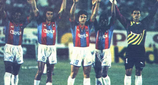 Imagen de los compañeros de Faryd Mondragón en el día que fue figura de clásico entre Cerro Porteño y Olimpia