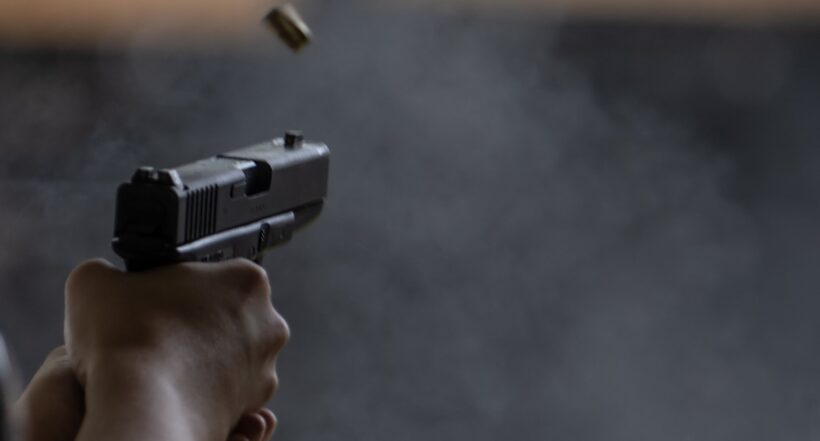 Imagen de mujer disparando pistola ilustra artículo Declaran culpable de asesinato a autora de ensayo ‘Cómo asesinar a tu esposo'