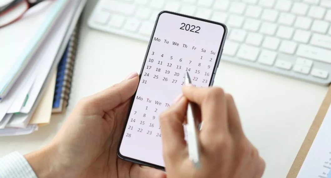 Calendario en celular, a propósito de lista completa de qué festivos quedan en Colombia en 2022, de mayo a diciembre.