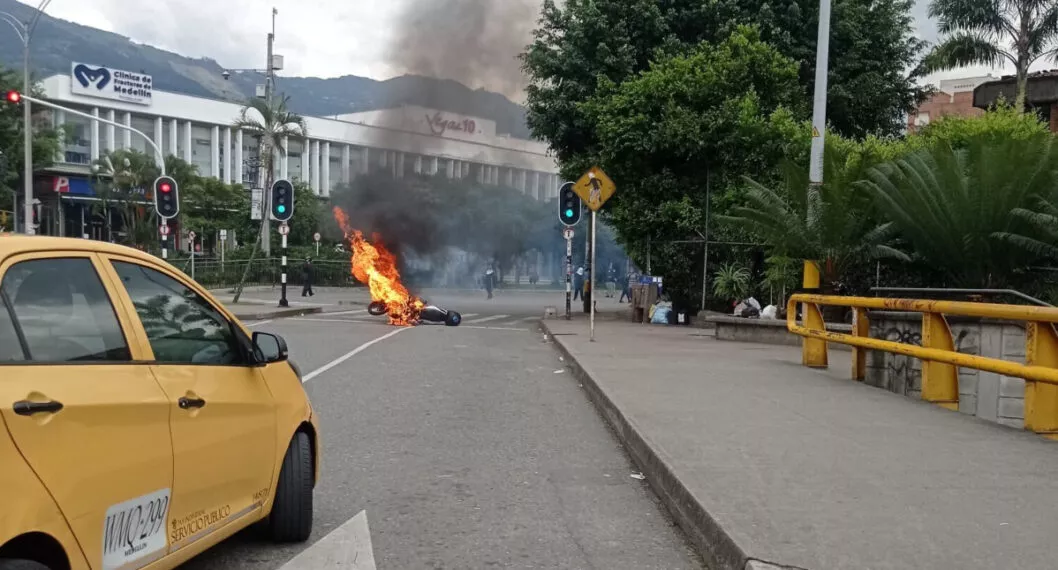 Moto incendiada en Medellín por parte de encapuchados en protestas.