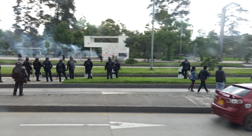 Se registran bloqueos en la Universidad Nacional por la carrera 30; moto fue incendiada