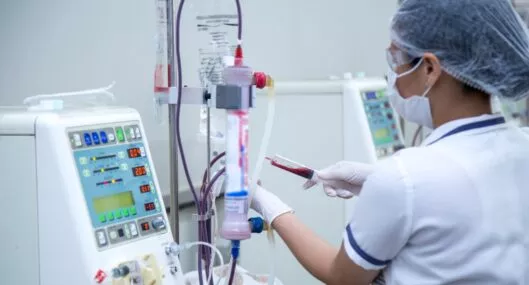Imagen de una enfermera a propósito de cómo va la atención a personas con enfermedad renal en Colombia