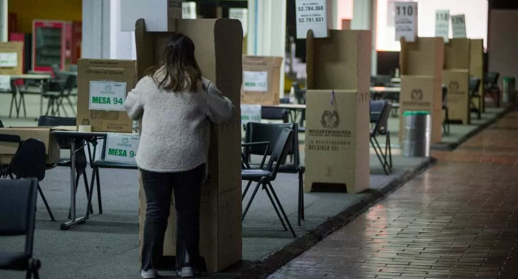 Foto de persona en urnas, en nota de Elecciones 2022: aclaran si gobierno de Colombia eliminó testigos electorales.