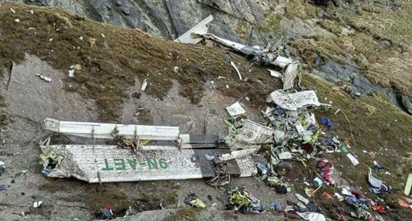 Imagen de los restos del avión de Nepal que se estrelló cerca al Himalaya con 22 pasajeros.