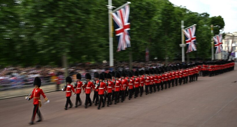 Los guardias de pie de la división doméstica se llevan a cabo a lo largo de The Mall mientras participan en el desfile del cumpleaños de la reina.