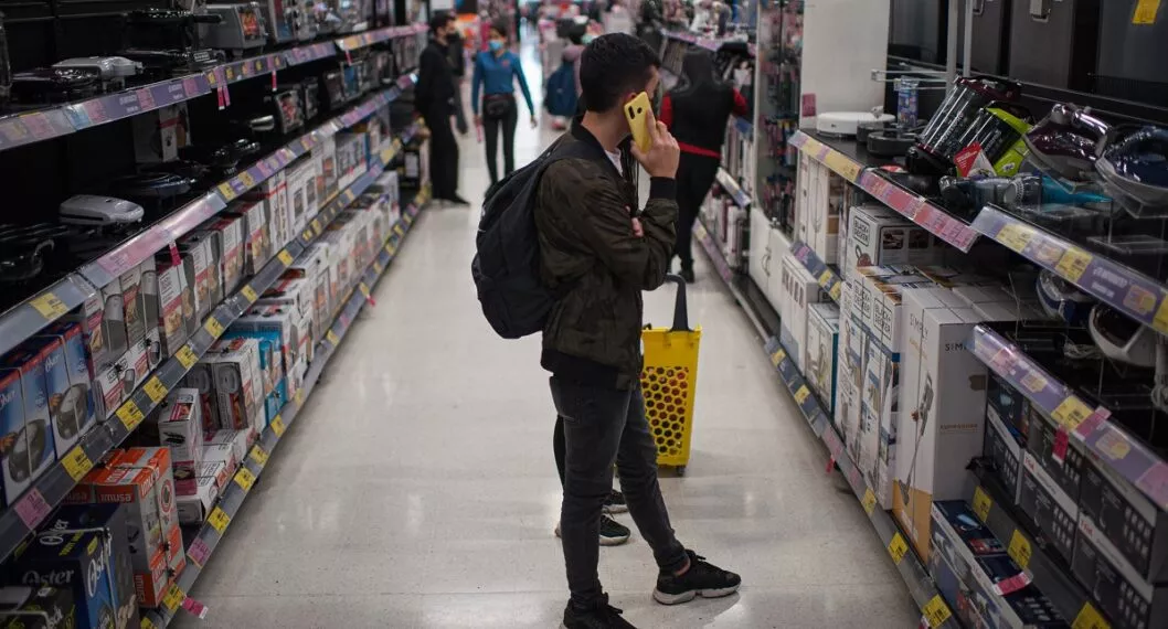 Persona en supermercado ilustra nota sobre productos que se pueden comprar sin IVA en Colombia sin importar el día