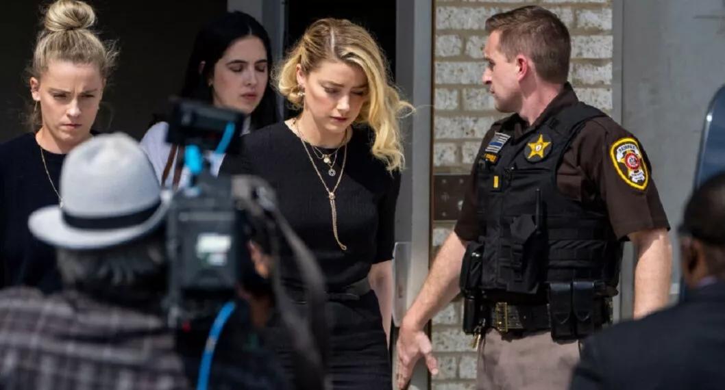 Amber Heard, abandonando el juzgado donde fue condenada por difamación contra su exesposo, el actor Johnny Depp.