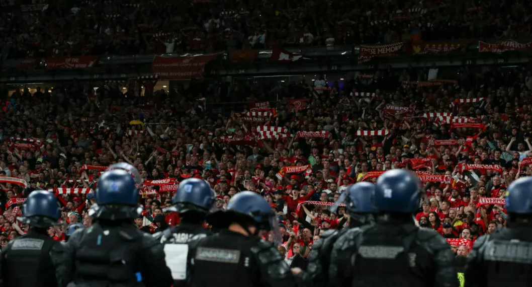 Imagen de los hinchas de Liverpool a propósito que la Uefa pidió disculpas por los desmanes de la final de la Champions League