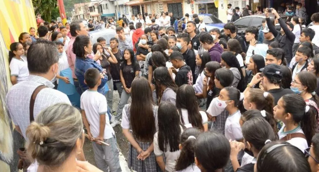 Estudiantes realizaron su manifestación al frente de la institución educativa.
