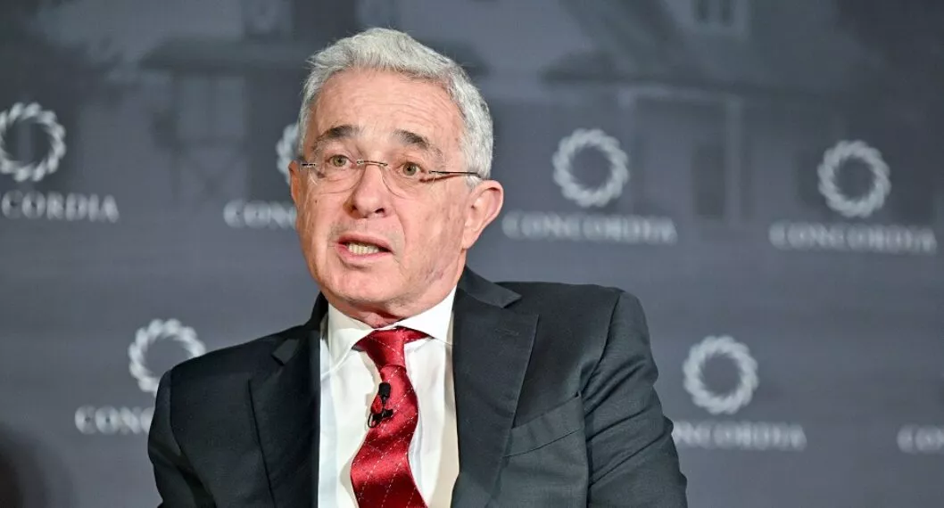 Álvaro Uribe, en Cumbre Concordia, ilustra nota sobre a quién apoyará el uribismo en segunda vuelta, si no es Rodolfo Hernández ni Gustavo Petro.