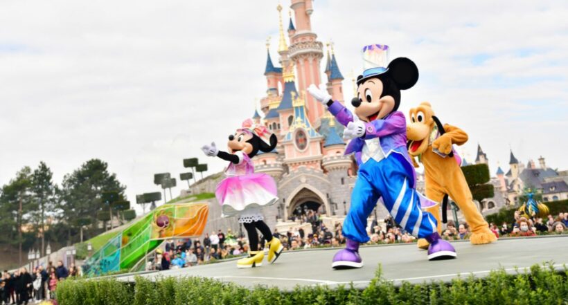 Disneyland París ofrece empleo a colombianos para la temporada de verano. Estos son los detalles de la oferta y los requisitos para postularse.