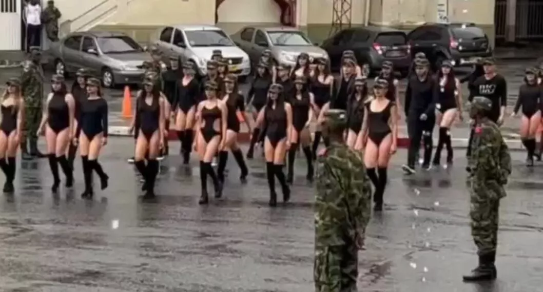 Modelos desfilaron en el Batallón Ayacucho de Manizales y levantaron una oleada de reacciones por lo inexplicable que resulta el ‘performance’.