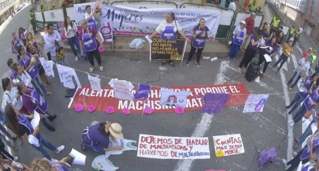 Diferentes plantones ha efectuado la Red de Mujeres frente al Palacio de Justicia para exigir celeridad en procesos cuyas víctimas han sido mujeres. 