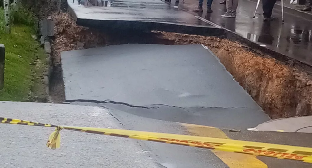 Deslizamiento de tierra provoca fractura de puente en Bogotá; hay caos en la movilidad
