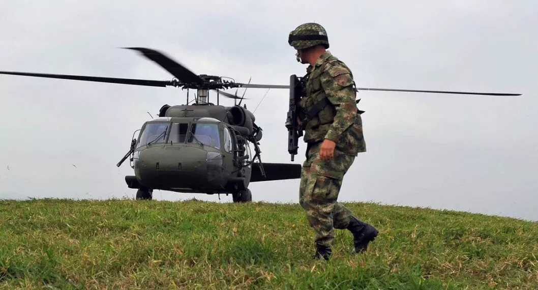 Imagen de militar frente a helicóptero ilustra artículo Asesinan a dos soldados en Norte de Santander; señalan al Eln