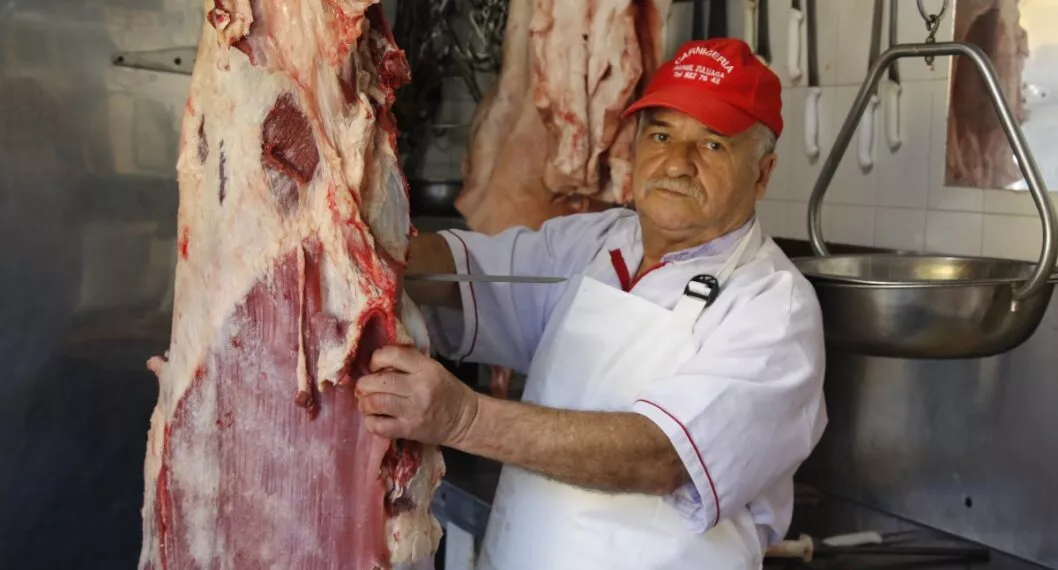 En la Foto, Rafael Zuluaga. La carne sigue siendo de los productos de la canasta familiar más costoso. El carnicero aseguró que esta proteína no bajará de precio, por el contrario espera que la carne de cerdo también empiece a subir.