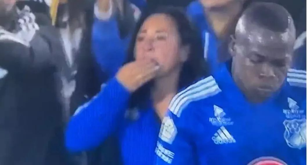 El momento en el que una señora tira un chicle a un árbitro en Millonarios vs. Junior.