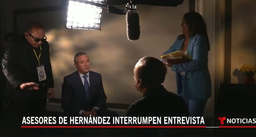 El momento en el que asesores de Rodolfo Hernández interrumpieron entrevista con Telemundo.