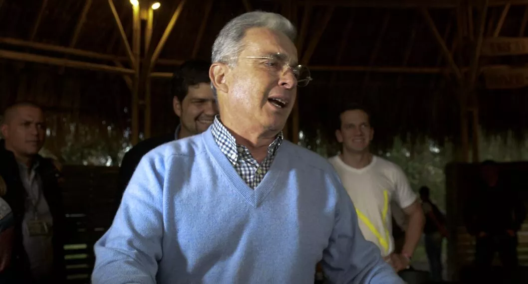 Álvaro Uribe completa dos semanas en silencio y Paloma Valencia lo extraña