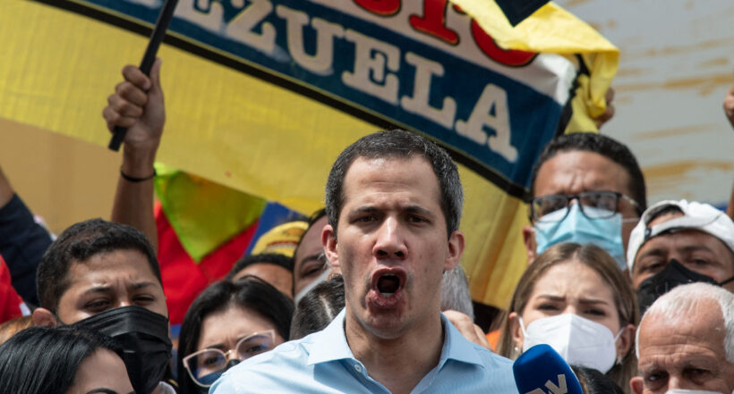[Video] A Juan Guaidó lo sacaron a empujones de restaurante; fue agredido por chavistas
