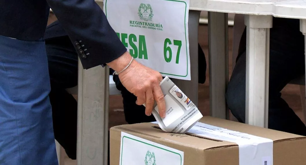 Imagen de una persona depositando su voto ilustra artículo Colombianos en el exterior empiezan a definir: Gustavo Petro o Rodolfo Hernández