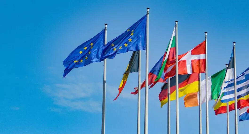 Banderas de la Unión Europea y países europeos ilustran nota sobre cuánto vale nuevo permiso para ingresar a territorio europeo