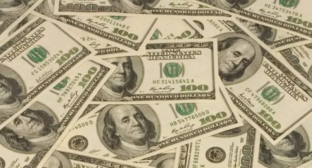 Imagen de dólares ilustra artículo Recta final de elecciones presidenciales pone el dólar por encima de $4.000