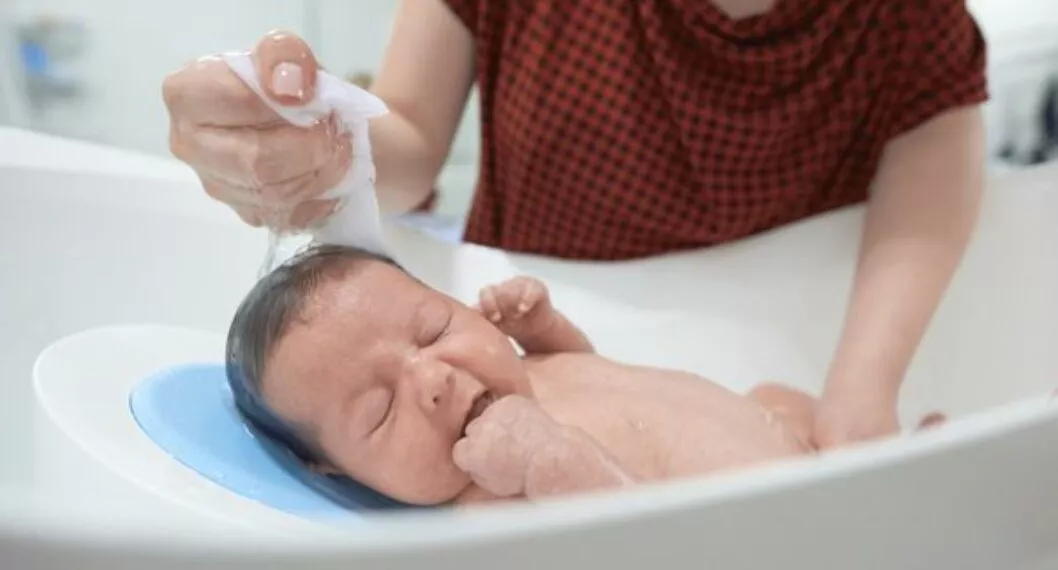 Image de un niño en una tina a propósito de cuándo se deben dar el primer baño los bebés recién nacidos