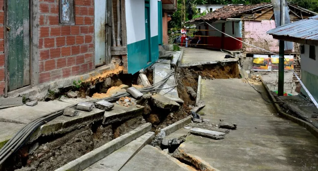Una parte de la única calle en el barrio El Playón de Salamina también se hundió.