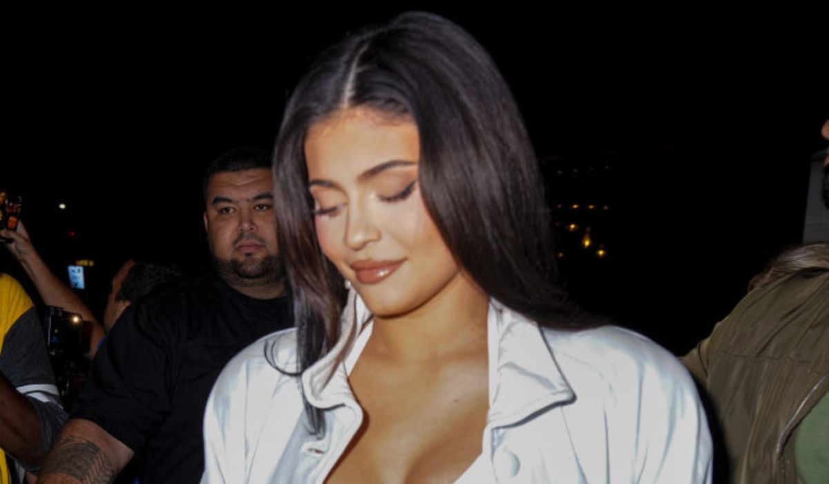 Imagen de Kylie Jenner que llevó a su hija Stormi de compras y mostró interés por maquillaje
