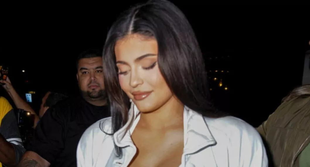 Imagen de Kylie Jenner que llevó a su hija Stormi de compras y mostró interés por maquillaje