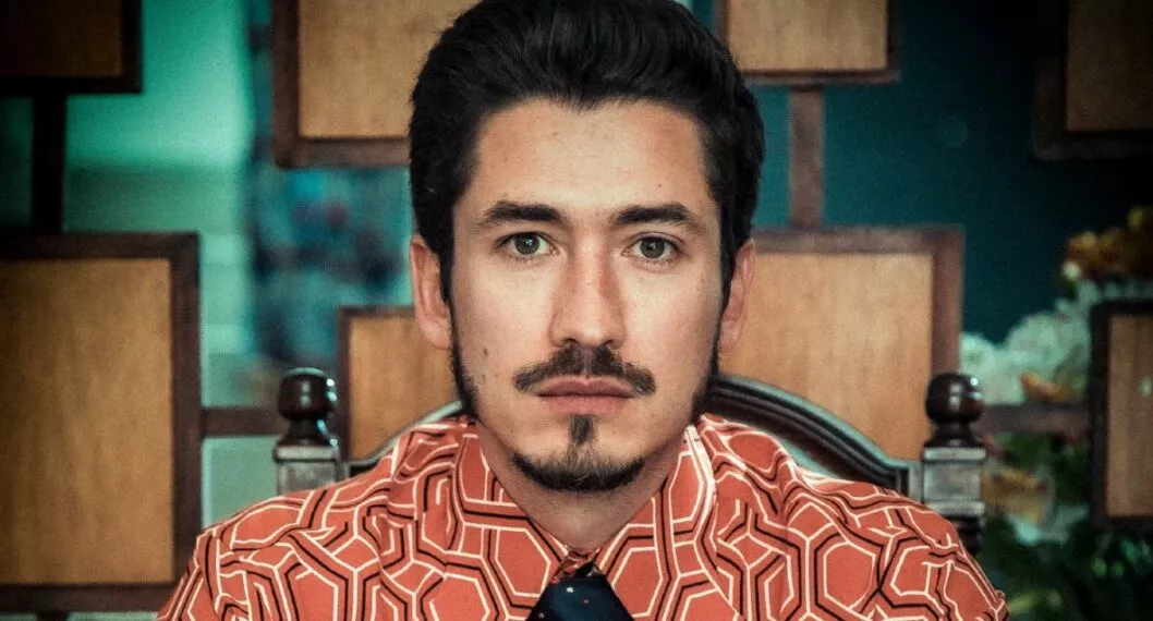 Juan Pablo Urrego como Leonardo Villegas en 'El cartel de los sapos, el origen', a propósito de que dijo cómo narcotráfico en Colombia afectó a su familia (fotomontaje Pulzo).