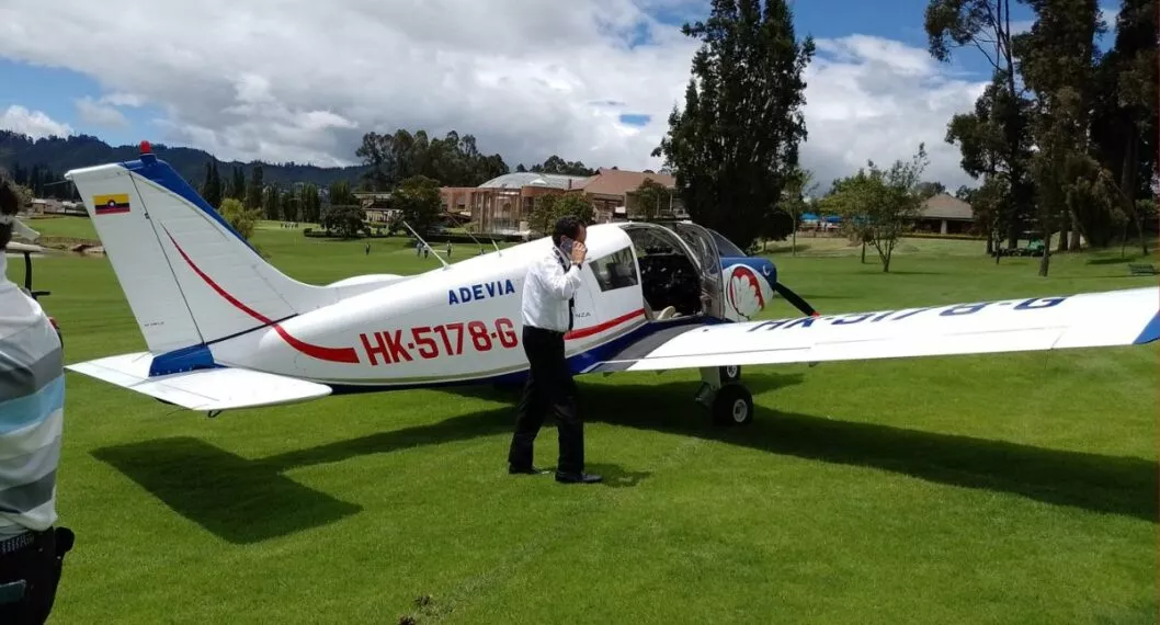 Este jueves, una avioneta de aprendizaje tuvo que aterrizar en pleno campo de golf del club Hatogrande, en el norte de Bogotá.