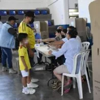 Colombiano en su puesto de votación ilustra nota sobre dónde votar