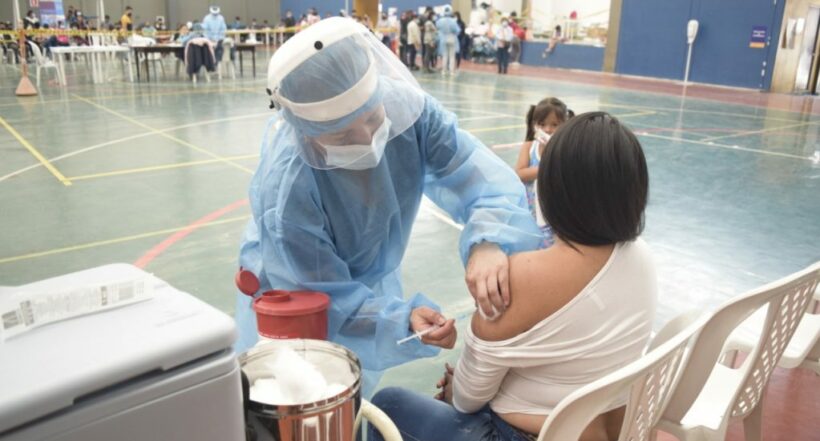 Imagen de alguien recibiendo una vacuna, a propósito de el Plan de Vacunación Colombia y el estudio que mostró el costo y la efectividad